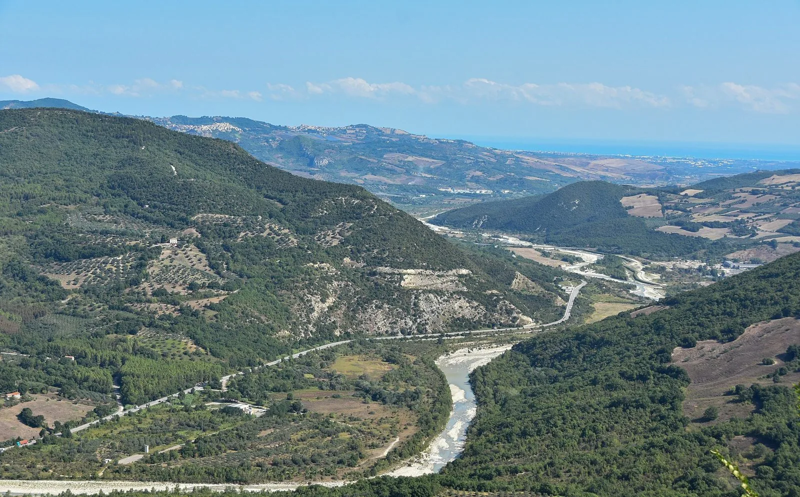 La valle del fiume Trigno vista dall'alto, con la strada di fondovalle che segue il fiume verso il mare Adriatico