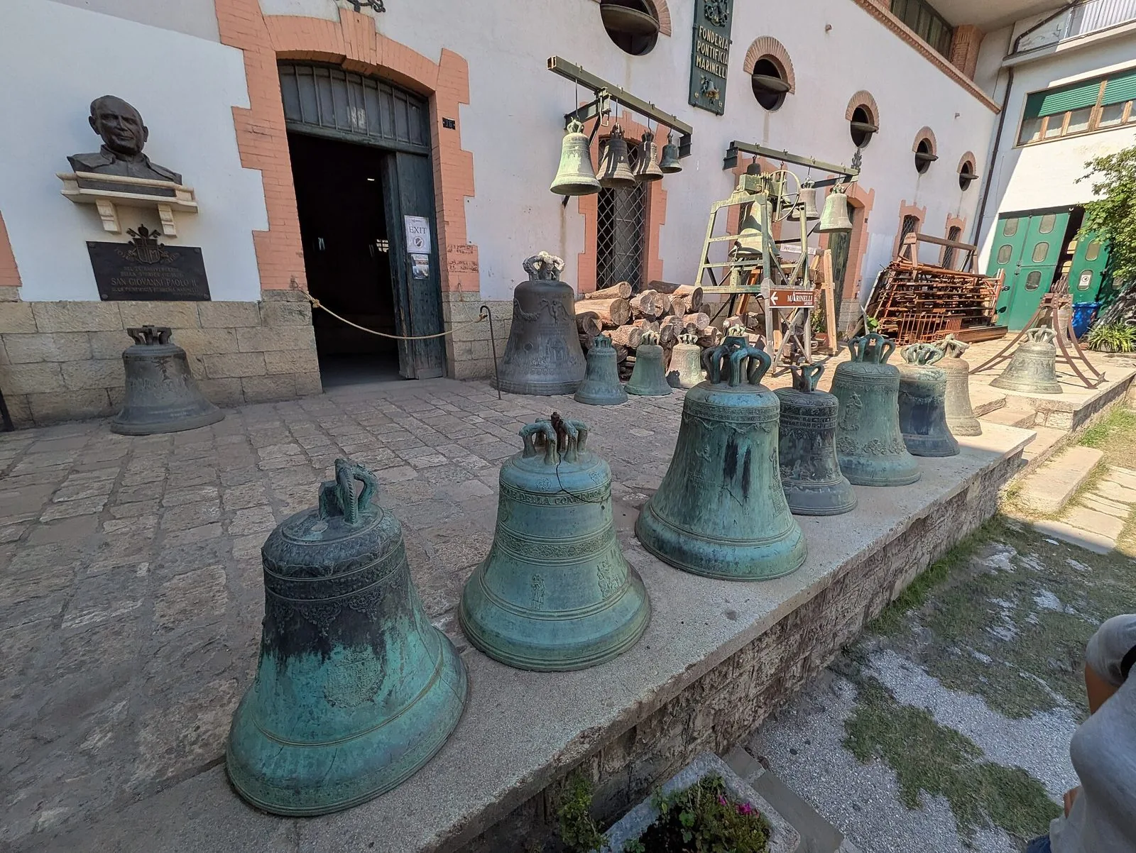 Campane in bronzo dalla patina verde esposte nel cortile della Pontificia Fonderia Marinelli ad Agnone